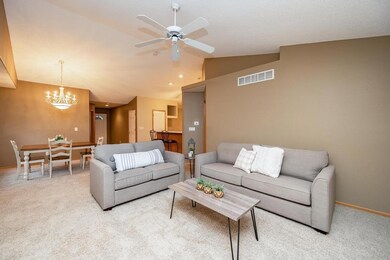 1502 Greens Way Ct NE unit 1502, Cedar Rapids, IA 52402 - photo 6