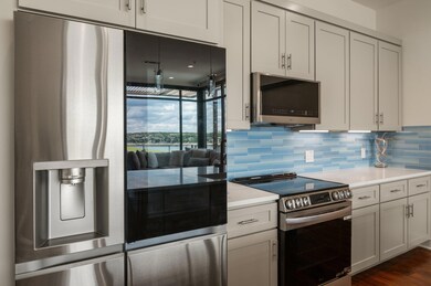 Kitchen with appliances with stainless steel fini