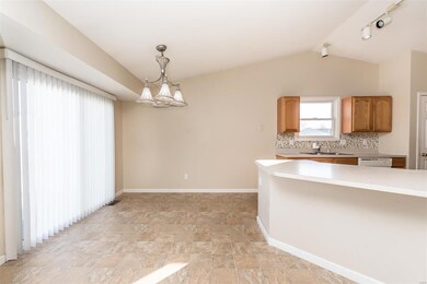 Breakfast room/kitchen that is open to family room
