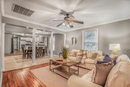Open flow perfect for entertaining!