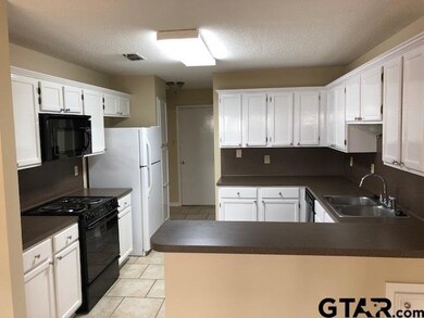 933 933 Creekside, Tyler, TX 75703 - photo 2