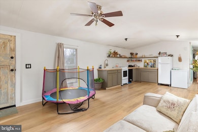 985 Waugh Rd, Berkeley Springs, WV 25411 - photo 4