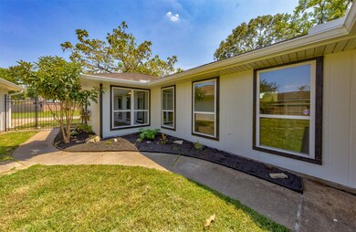 522 W Castle Harbour Dr, Friendswood, TX 77546 - photo 2