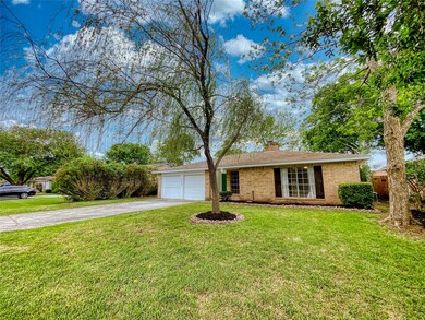 16643 Forest Bend Ave, Friendswood, TX 77546 - photo 4