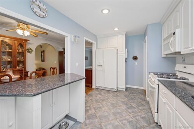 14 Radburn Dr, ComMacK, NY 11725 - photo 7