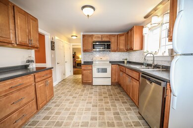 357 Mystic St, Manchester, NH 03103 - photo 6