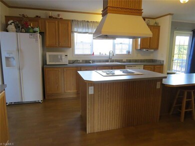 Large Eat-in Kitchen