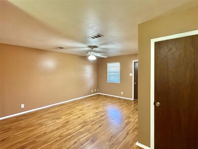 1502 Patricia Dr, Gainesville, TX 76240 - photo 4