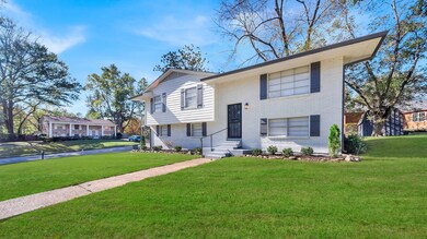Bi-level home featuring a front yard