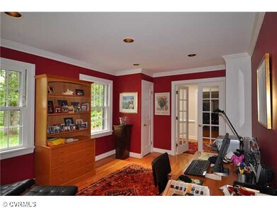 Studio/Study/Office - Study with Crown Molding, bu