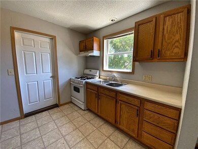 512 W 2nd St S, Newton, IA 50208 - photo 4