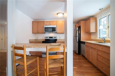 EAT-IN-KITCHEN W/BREAKFAST COUNTER