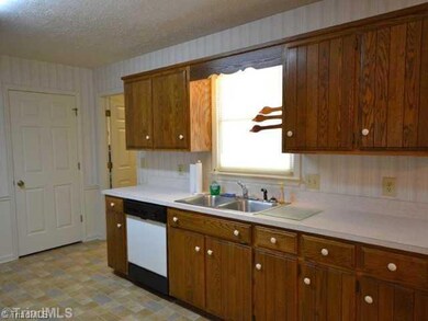 2103 Harvell St, Asheboro, NC 27205 - photo 3