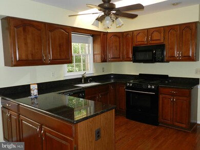 7803 Lakeland Valley Dr, Springfield, VA 22153 - photo 4