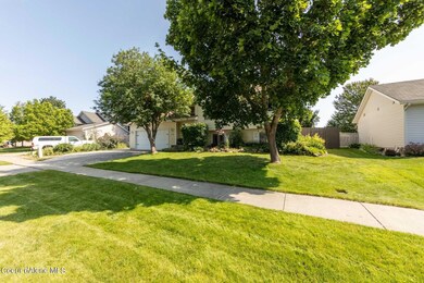 Mature Trees & Landscaping
