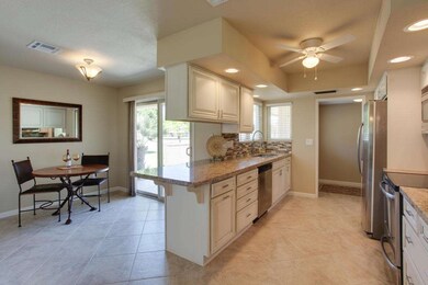 2 BEAUTIFUL KITCHEN WITH BREAKFAST AREA