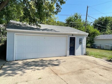 2908 Iris Ave NW, Cedar Rapids, IA 52405 - photo 2