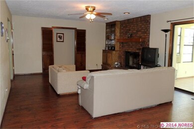 Living Room with fireplace and built-in bookshelve