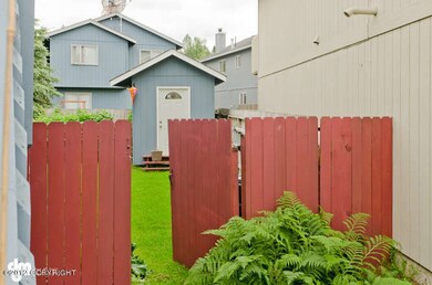 [photo 2225364] Side Yard