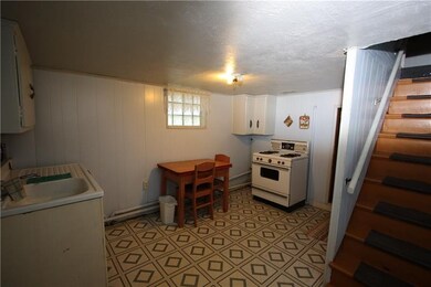 Large 13x13 Eat-in Kitchen w/ Glass Block Window i