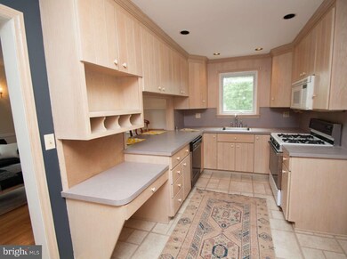 7605 Curving Ln, Towson, MD 21204 - photo 6