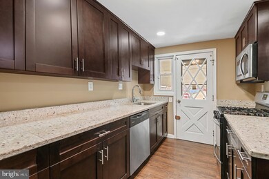 1029 Foxcroft Ln, Essex, MD 21221 - photo 3