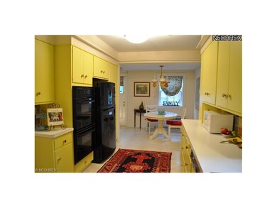 Beautiful Large Kitchen with Eat-in Space
