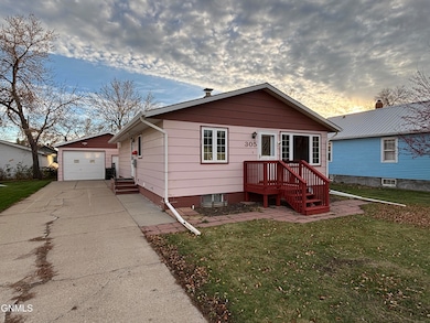 305 5th St NE, Hazen, ND 58545 - photo 2