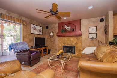 5384 Ent de Sabino Family Room Pic 2
