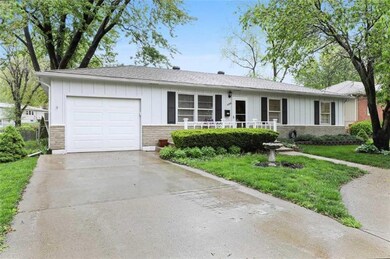 Front of house with one car garage