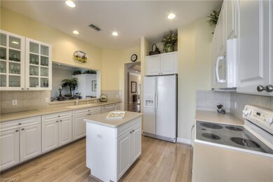 SPACIOUS KITCHEN WITH ISLAND