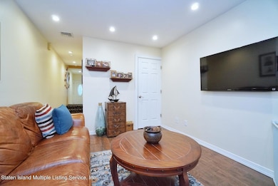 (4) FAMILY ROOM ON THE FIRST FLOOR