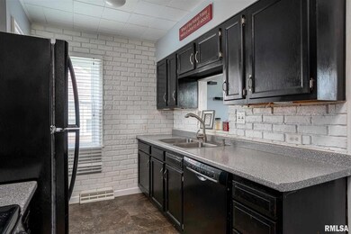 1637 W 36th St, Davenport, IA 52806 - photo 3