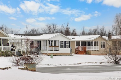 29224 Hidden River Dr, Gibraltar, MI 48173 - photo 4