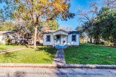 828 E Humphreys St, Seguin, TX 78155 - photo 3