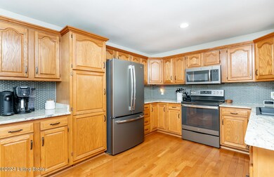 5508 Oakcreek Ln, Louisville, KY 40291 - photo 6