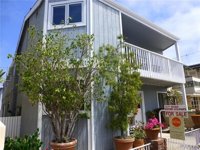 Large property on 35 x 85' lot--stucco exterior wi