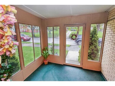 Entry/Foyer.