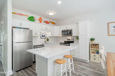 Kitchen w/ island seating