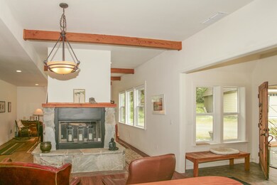 18  Front Entry  Room  1369 Loop Road, F
