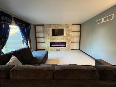 2260 Cobblestone Ln, Beloit, WI 53511 - photo 2