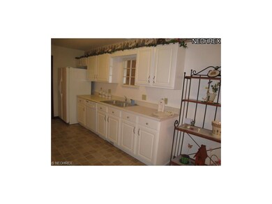 Lots of cupboard space in this kitchen!
