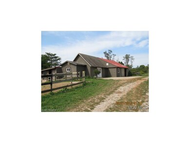 Extra building with stalls