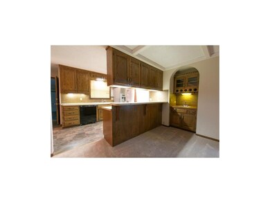 Fully equipped kitchen with bar area