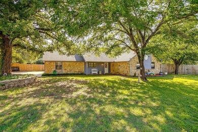 312 Trailwood Dr, Joshua, TX 76058 - photo 2
