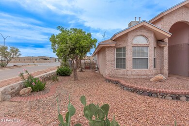 13813 Horizon Heights Cir, Horizon City, TX 79928 - photo 3