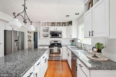 2037 Hanson Ln, Woodbridge, VA 22191 - photo 4