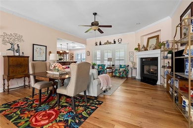 Living room with a fireplace with flush hearth, ce