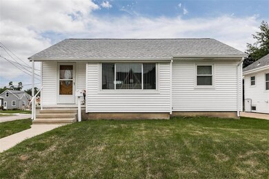 156 17th St SW, Cedar Rapids, IA 52404 - photo 3