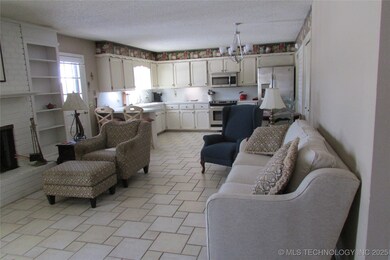 1025 E 12th St, Cushing, OK 74023 - photo 4